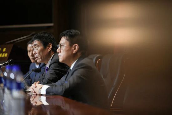 跟队记者：由于轻微流感，伊布今天不会与米兰全队见面据米兰新闻网米兰跟队记者安东尼奥-维蒂埃洛报道，由于轻微流感，伊布不会在今天与米兰全队见面。